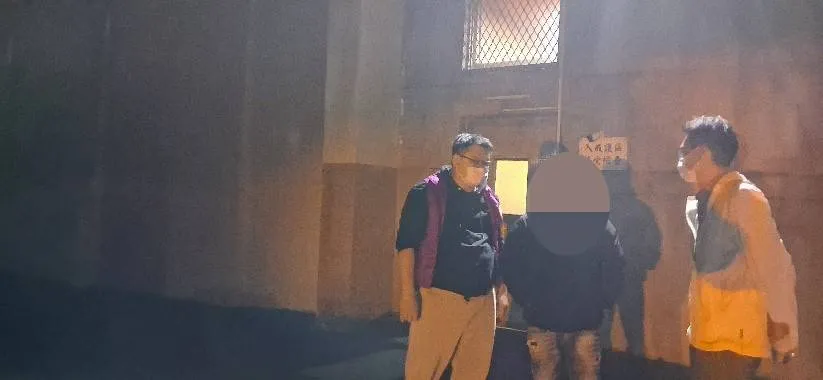 林男被帶進管收所前，行政執行官(右1)仍持續洽林男(中)請親友協助籌款繳納。新北分署提供
