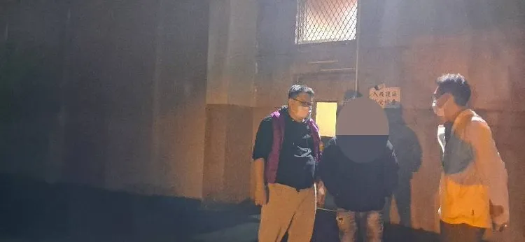 林男被帶進管收所前，行政執行官(右1)仍持續洽林男(中)請親友協助籌款繳納。新北分署提供
