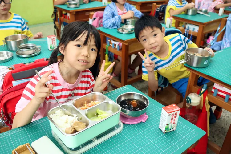 陳其邁市長宣布115學年度公立國中小營養午餐免費。翻攝畫面