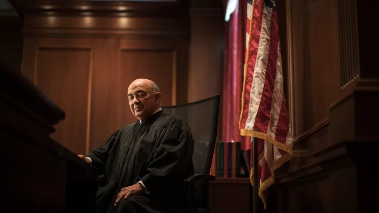 审过盖达、杠过川普！92岁传奇法官接手马杜洛案