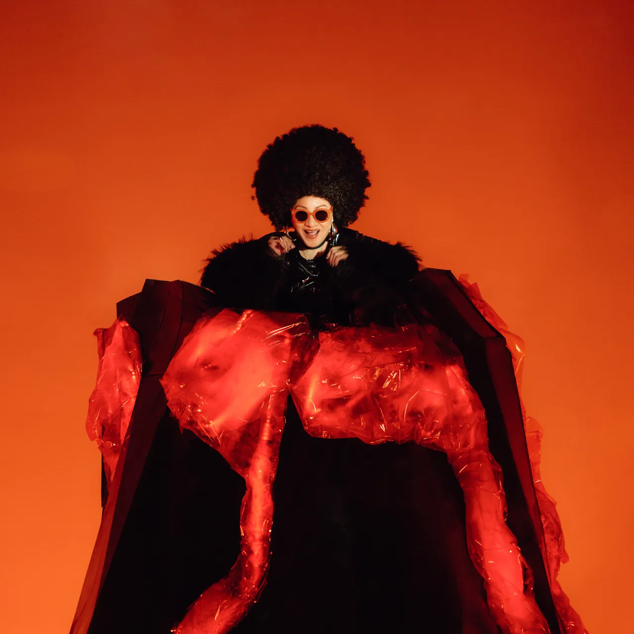 74歲比莉華麗回歸樂壇，再次點燃對舞台的渴望。環球音樂提供