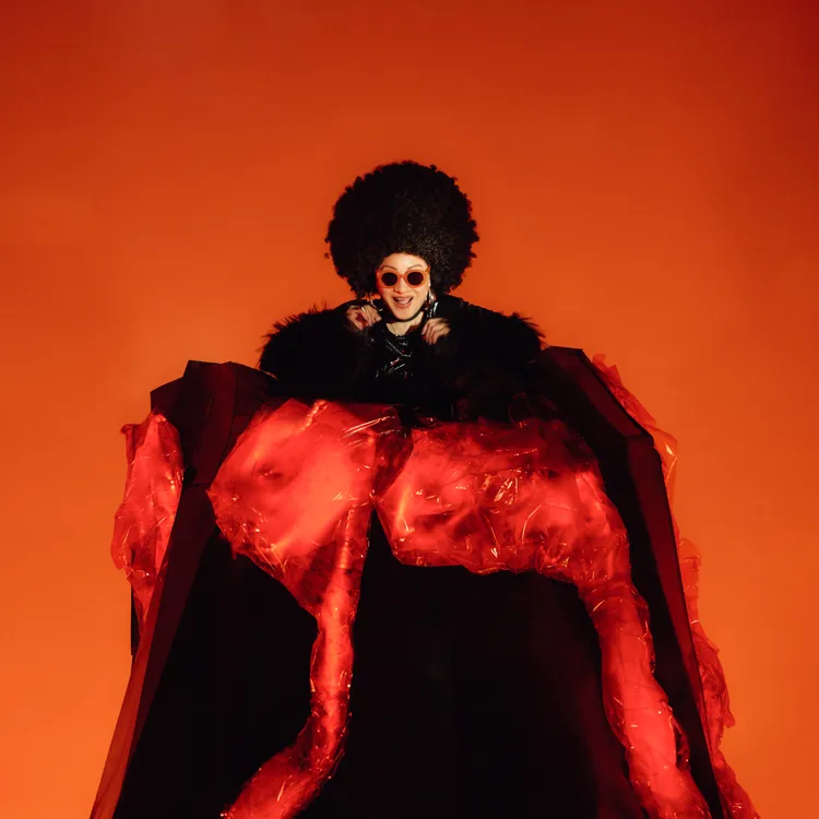 74歲比莉華麗回歸樂壇，再次點燃對舞台的渴望。環球音樂提供