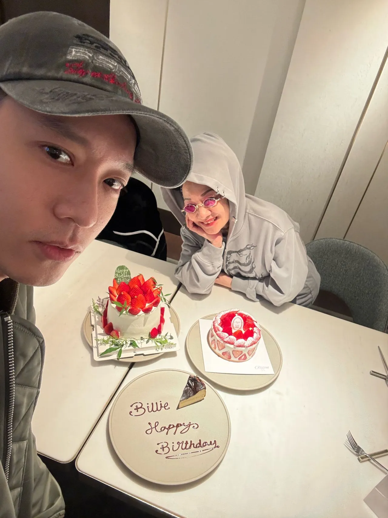 周湯豪（左）為媽媽比莉慶生，助陣回歸之餘，不忘關心媽媽狀況。環球音樂提供