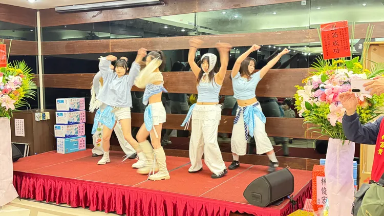 東南科大與竹林中學學生帶來勁歌熱舞，炒熱整場氣氛。翻攝畫面