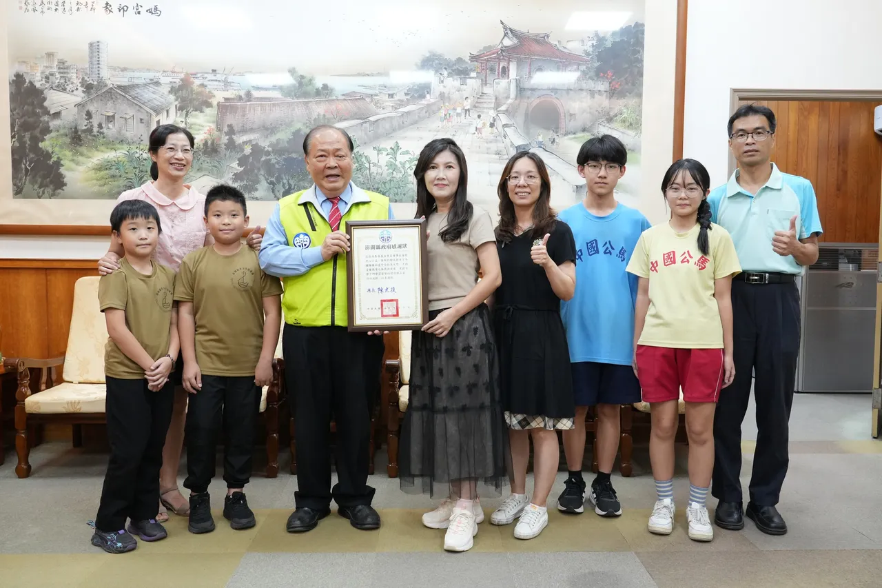 泰嘉社會福利慈善事業基金會，日前捐贈10萬元給澎湖縣青少年國樂團。澎湖縣政府提供