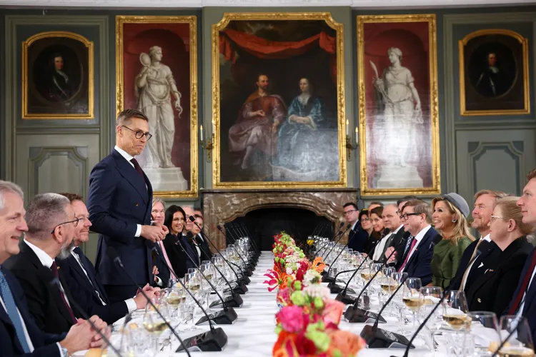 芬蘭總統史塔布（左立者）公開反對川普併吞格陵蘭。路透社