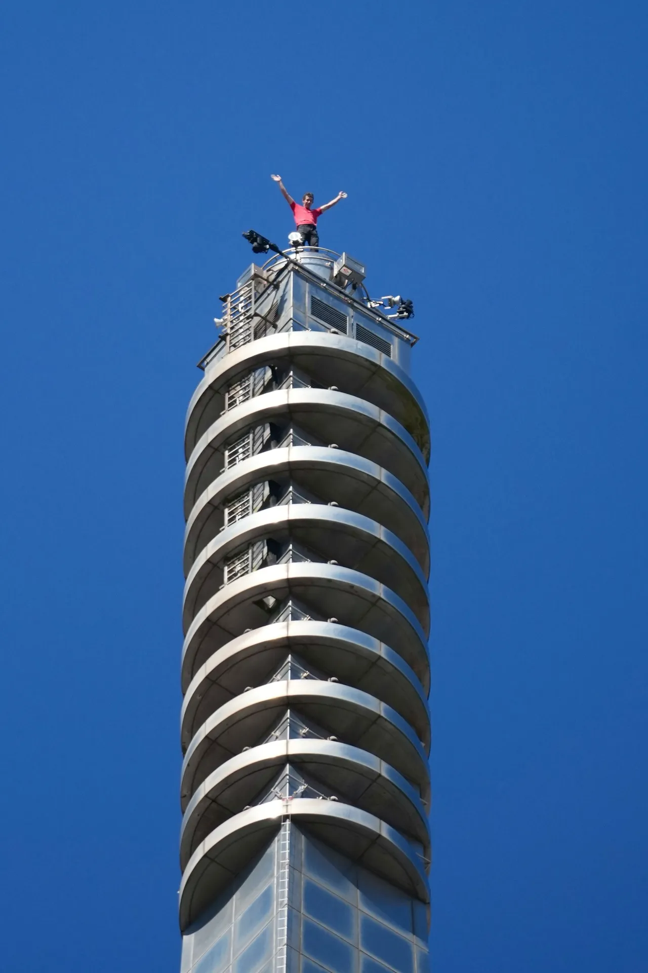 霍諾德登頂台北101後開心揮手。彭欣偉攝