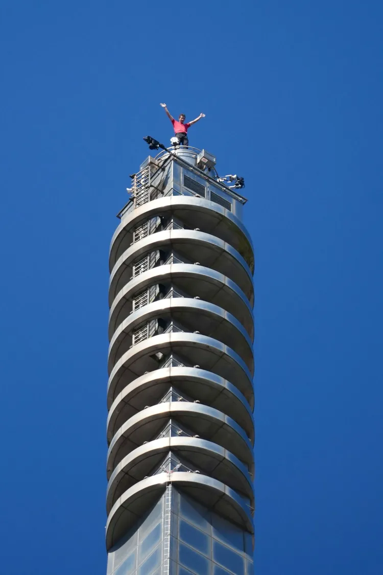 霍諾德登頂台北101後開心揮手。彭欣偉攝