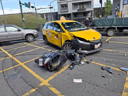 三重河邊北街嚴重車禍　雙載騎士疑闖紅燈撞小黃！22歲男傷重不治