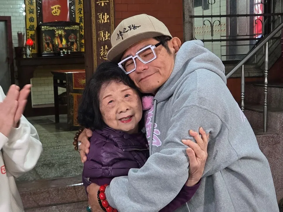 許效舜（右）返鄉暖暖巧遇伯母，意外曝光家族往事。東森超視提供