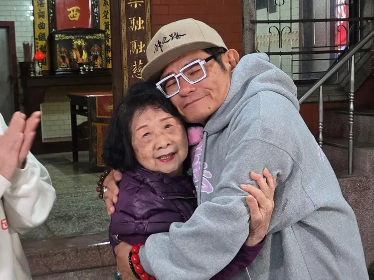 許效舜（右）返鄉暖暖巧遇伯母，意外曝光家族往事。東森超視提供