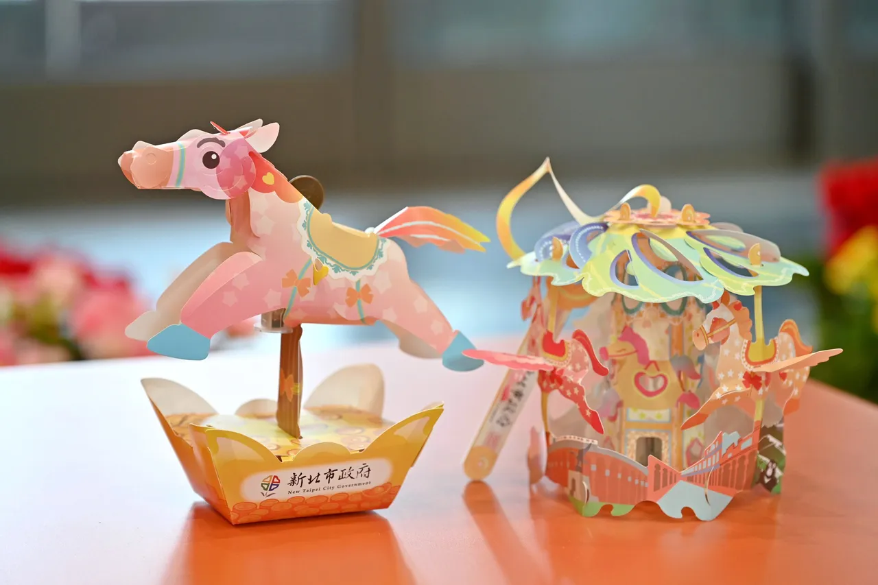 「Horses 好事轉來」小提燈將於2月22日新北燈會現場首發，限量3000份，各區公所則於2月26日起陸續發放。民政局提供