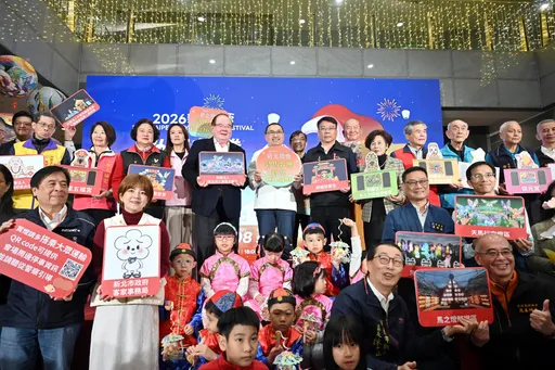 「紅寶馬」360度環景主燈奔騰迎元宵　侯友宜邀全民齊聚新北大都會公園賞燈