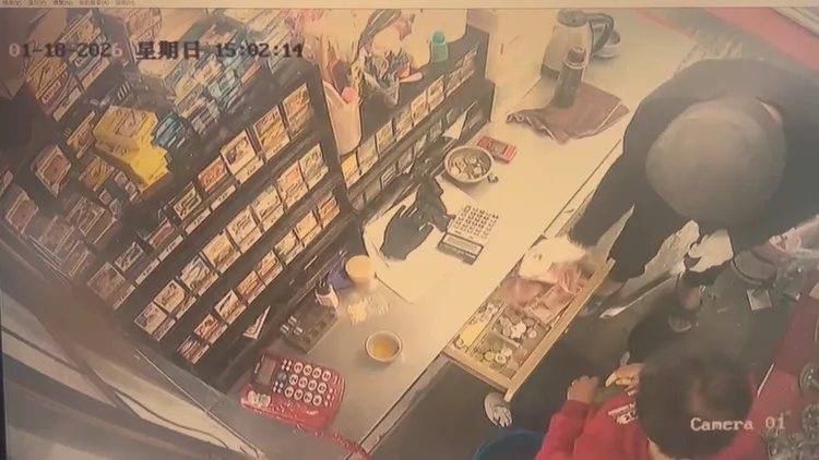 嫌犯持刀威嚇婦人，取走抽屜1萬餘元。翻攝畫面