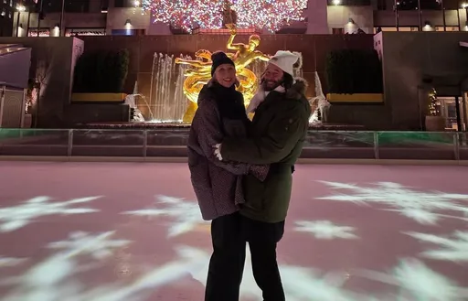 基努李維罕曬恩愛！牽女友滑冰約會　浪漫甜吻畫面曝光