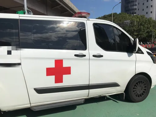 北投分局警員攔檢遭民車撞傷倒地　眼、口部擦挫流血送醫