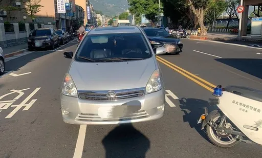 北投警員攔查闖紅燈車輛反遭撞倒受傷　「重摔險遭輾」驚險畫面曝