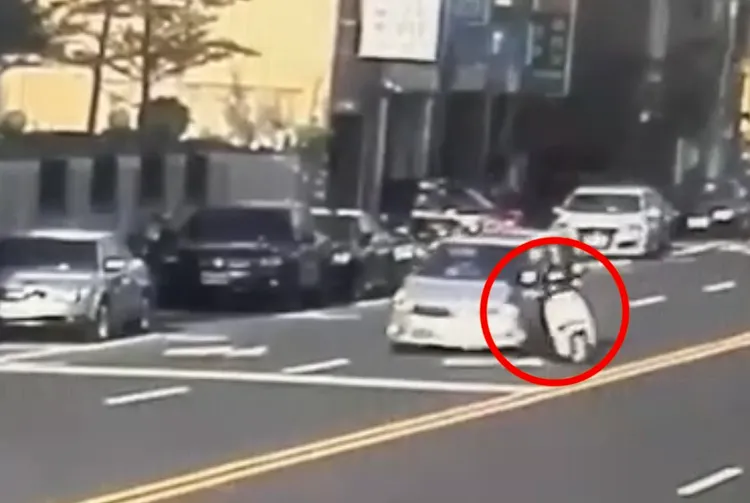 蘇員騎機車從內側準備攔車，8旬曾姓駕駛疑似過於緊張，雙方發生碰撞，汽車急煞險些輾過警員。翻攝畫面