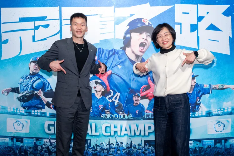 運動部部長李洋（左）， 日前和立法委員蘇巧慧出席電影活動。牽猴子提供