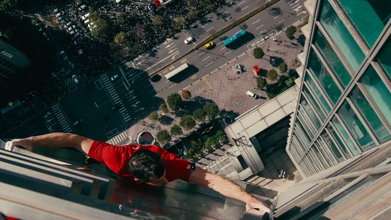 霍諾德徒手攀爬台北101大樓外牆。Netflix提供