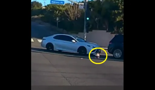 驚險有片！休旅車轉彎「幼童車內飛出」　後車只差幾公分輾過