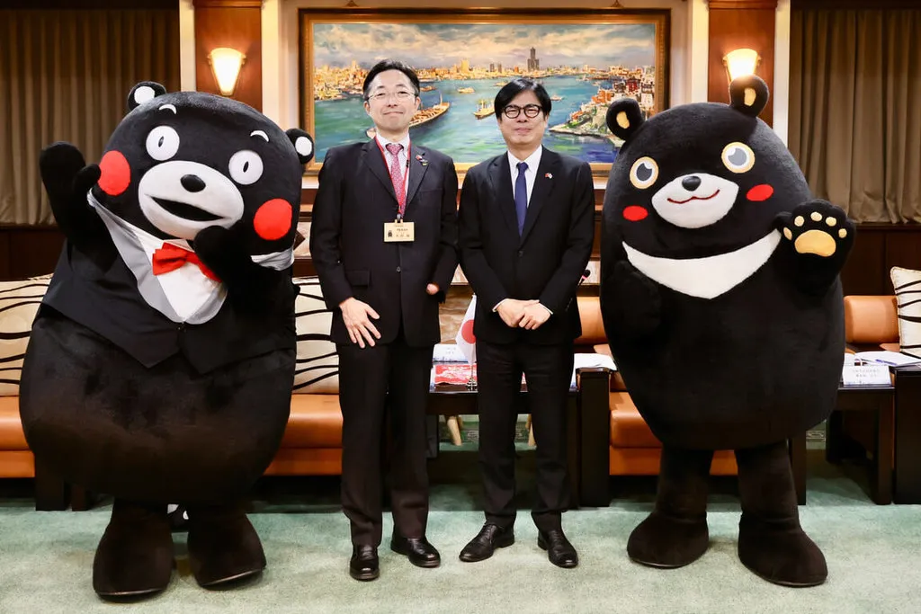 日本熊本縣知事木村敬（左）去年2月搭乘熊本、高雄復航的直航班機訪問高雄，並拜會高雄市長陳其邁（右）。高雄市行政暨國際處提供