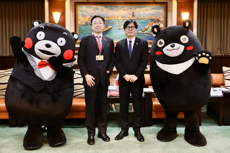 日本熊本縣知事木村敬（左）去年2月搭乘熊本、高雄復航的直航班機訪問高雄，並拜會高雄市長陳其邁（右）。高雄市行政暨國際處提供