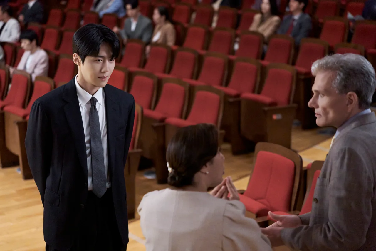 金宣虎（左）饰演精通多国语言的口译员，剧中展现日语、义大利语等语言，认为英语最难。Netflix提供