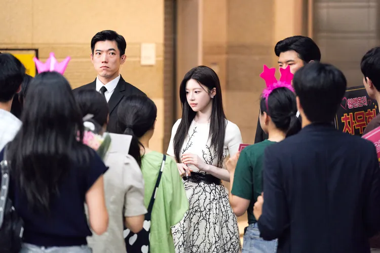 高允貞劇中飾演苦熬多年，一夕暴紅的女明星。Netflix提供