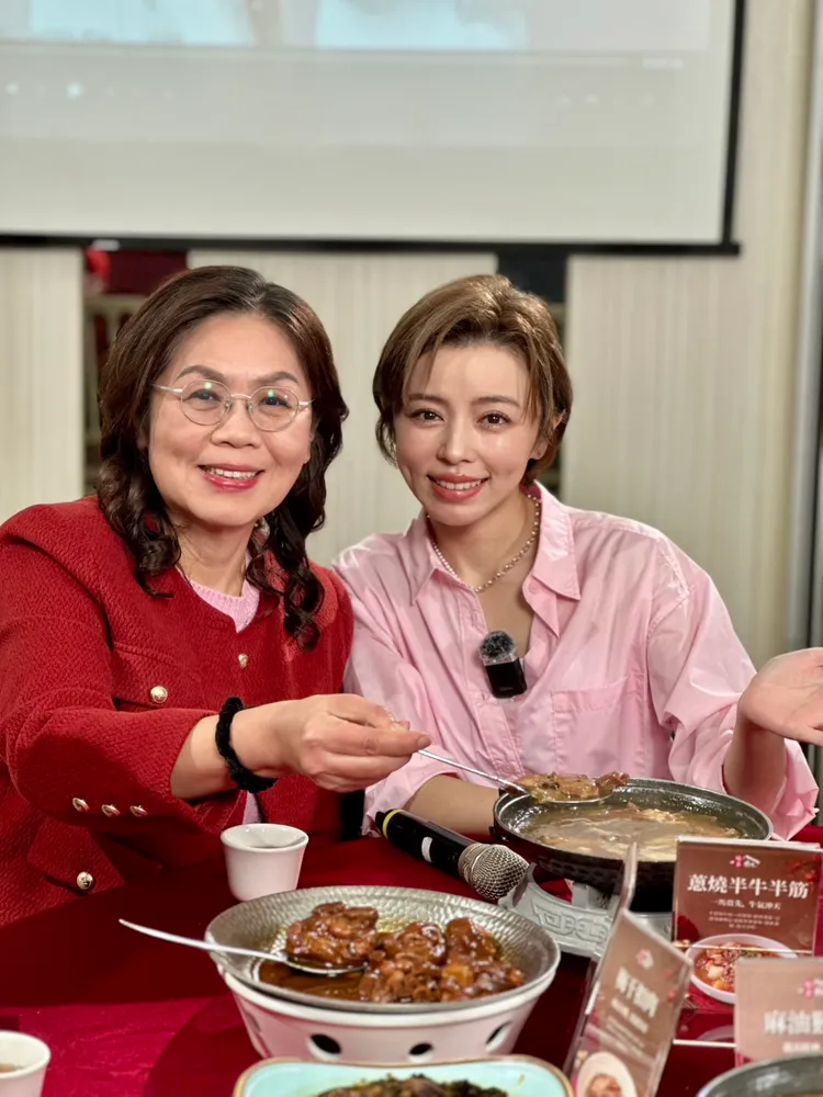 王瞳（右）與保健生技執行長林香蘭合影，一同響應《傳愛過暖年》年菜公益募集行動。民視提供