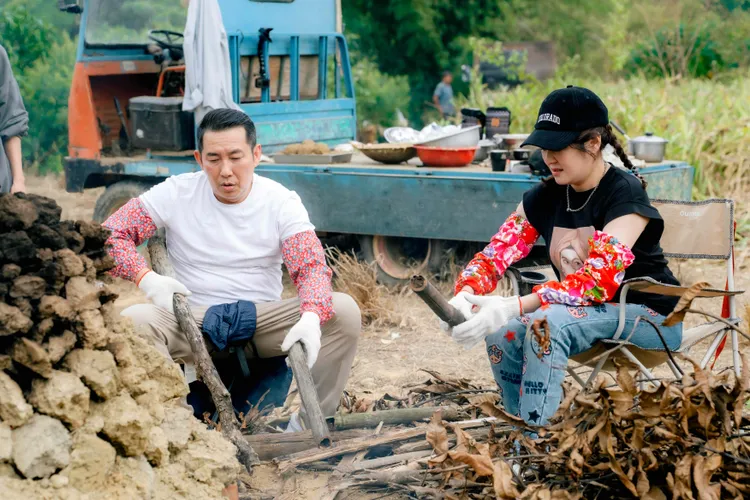 銀色夫妻檔屈中恆（左）與Vicky驚喜現身。好看娛樂提供