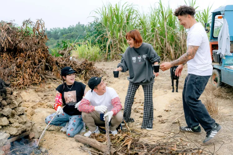 Vicky（左起）、屈中恆、莎莎、郭泓志等出外景。好看娛樂提供