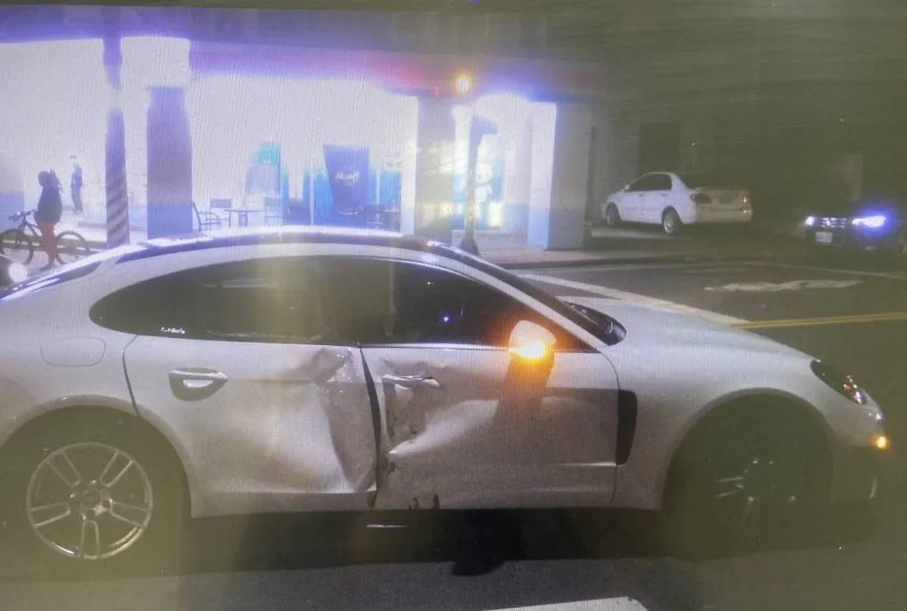 左轉小客車遭直行機車攔腰撞上。蘆竹警分局提供