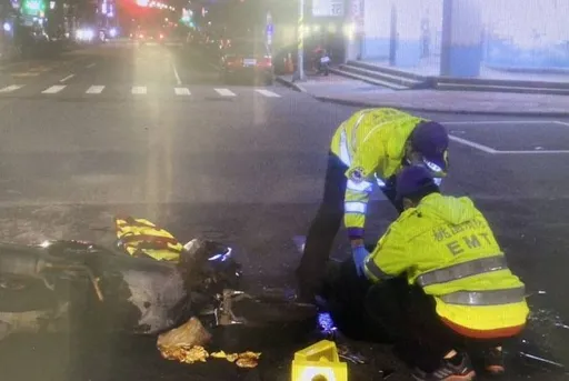 直行機車攔腰撞上左轉車　騎士腿部骨折送醫