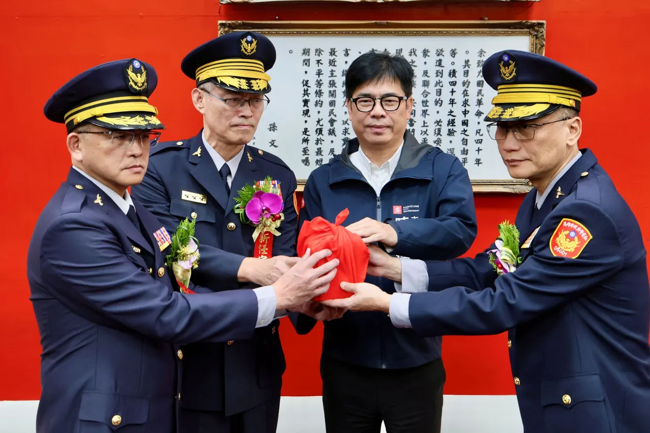 市長陳其邁擔任主持人、內政部警政署副署長李文章擔任監交人，新任局長趙瑞華正式接任。翻攝畫面