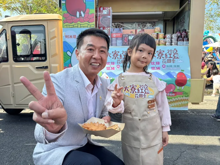 許智傑表示，自己出身最基層，親和力最佳。許智傑服務處提供