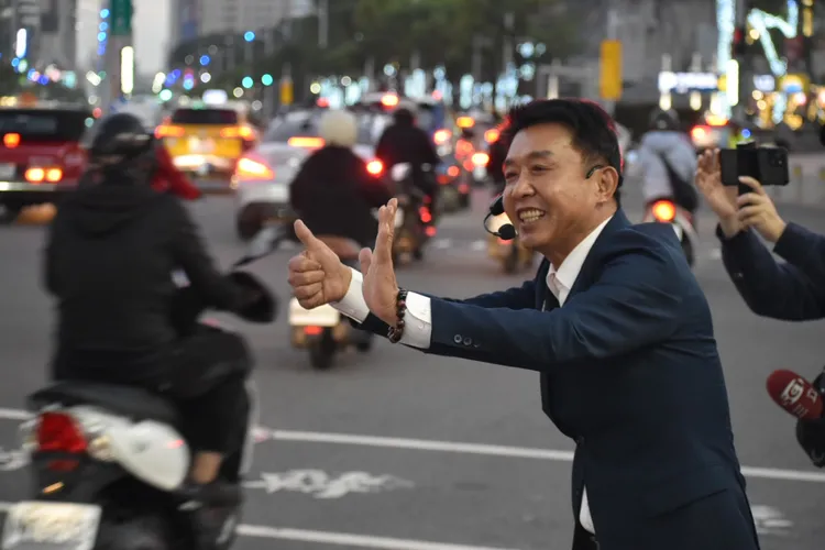 許智傑街頭拜票。許智傑服務處提供