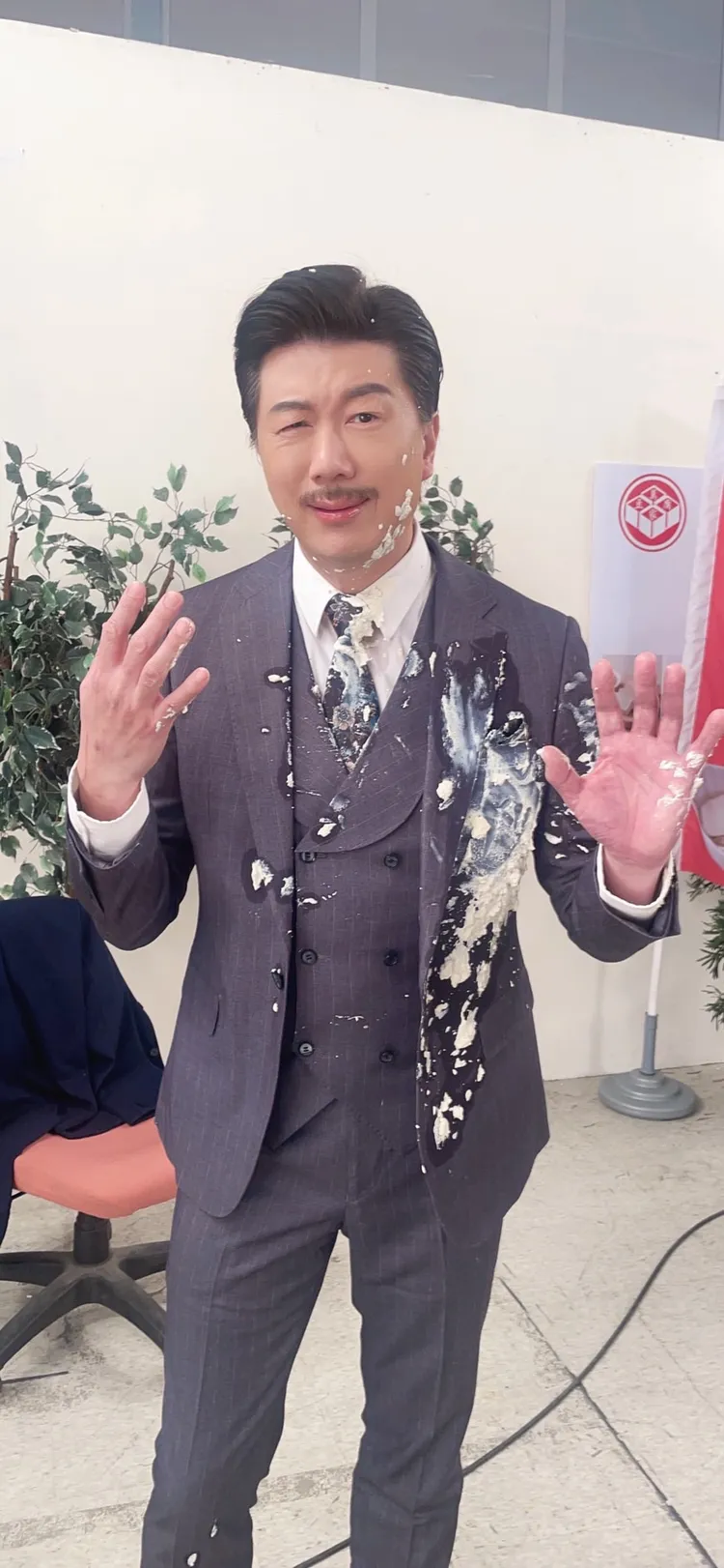 吳皓昇滿身豆渣。民視提供