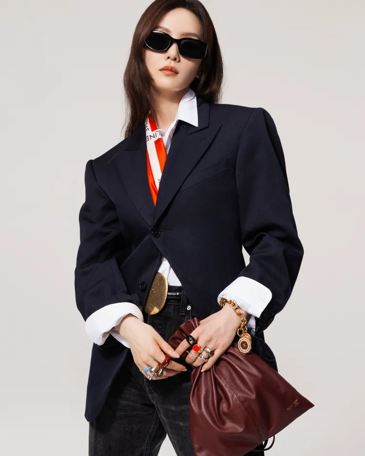 劉詩詩演繹CELINE Crystal羊皮革手袋，6萬7000元。品牌提供