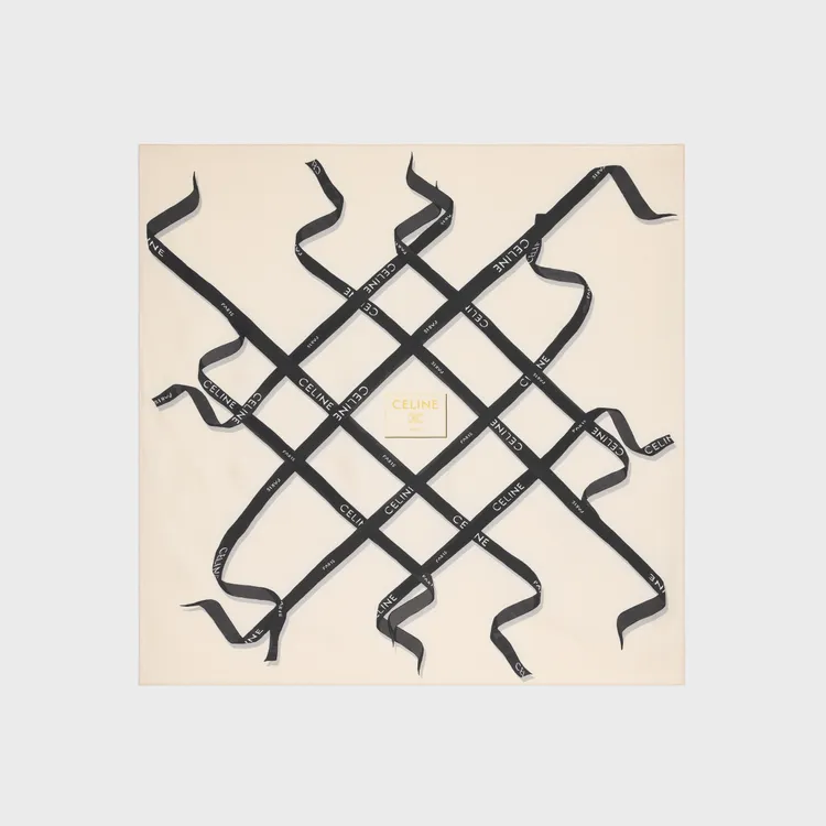 印花桑蠶絲方巾，1萬9000元。品牌提供