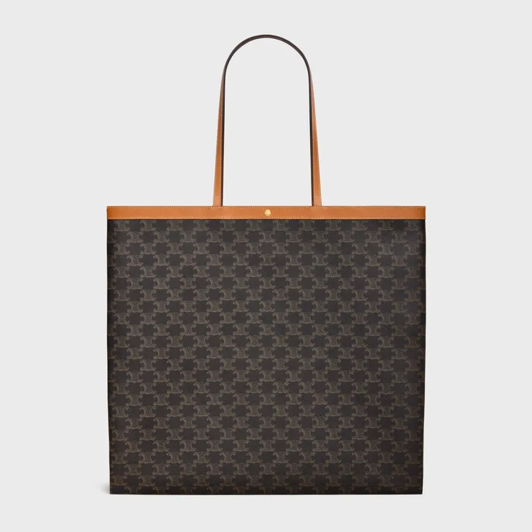 CELINE FLAT CABAS標誌印花及牛皮革大型手袋，6萬4000元。品牌提供