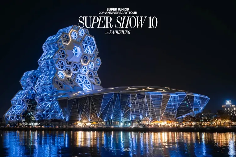 高雄的高雄流行音樂中心等地點亮SJ的寶藍色。翻攝陳其邁IG