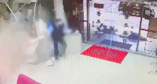 三立採訪車衝撞釀10人輕重傷　銀行內監視器曝光！保全閃過...路人遭撞飛倒地