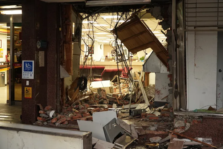 三立採訪車衝撞彰化銀行事故。彭欣偉攝