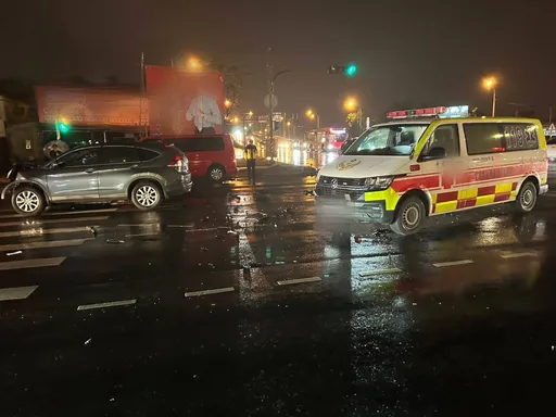 閃燈鳴笛仍出事！宜蘭救護車遭攔腰撞上　4人受傷緊急送醫