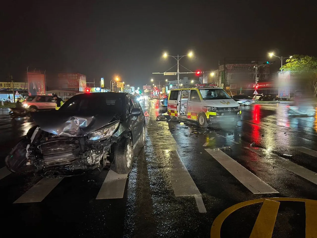 強大衝擊力導致2車出現明顯損毀。翻攝照片