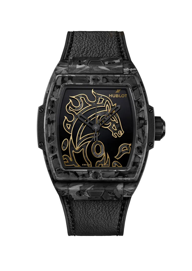Hublot Spirit of Big Bang馬年霜狀碳纖限量腕錶，42mm，霧面碳纖維錶殼，拋光黑色錶盤鑲貼霧面碳纖維駿馬圖案，黑色小牛皮內襯天然橡膠錶帶，HUB1710自動上鍊機芯，動力儲存約50小時，防水深度100米，限量88只，117萬7000元。品牌提供