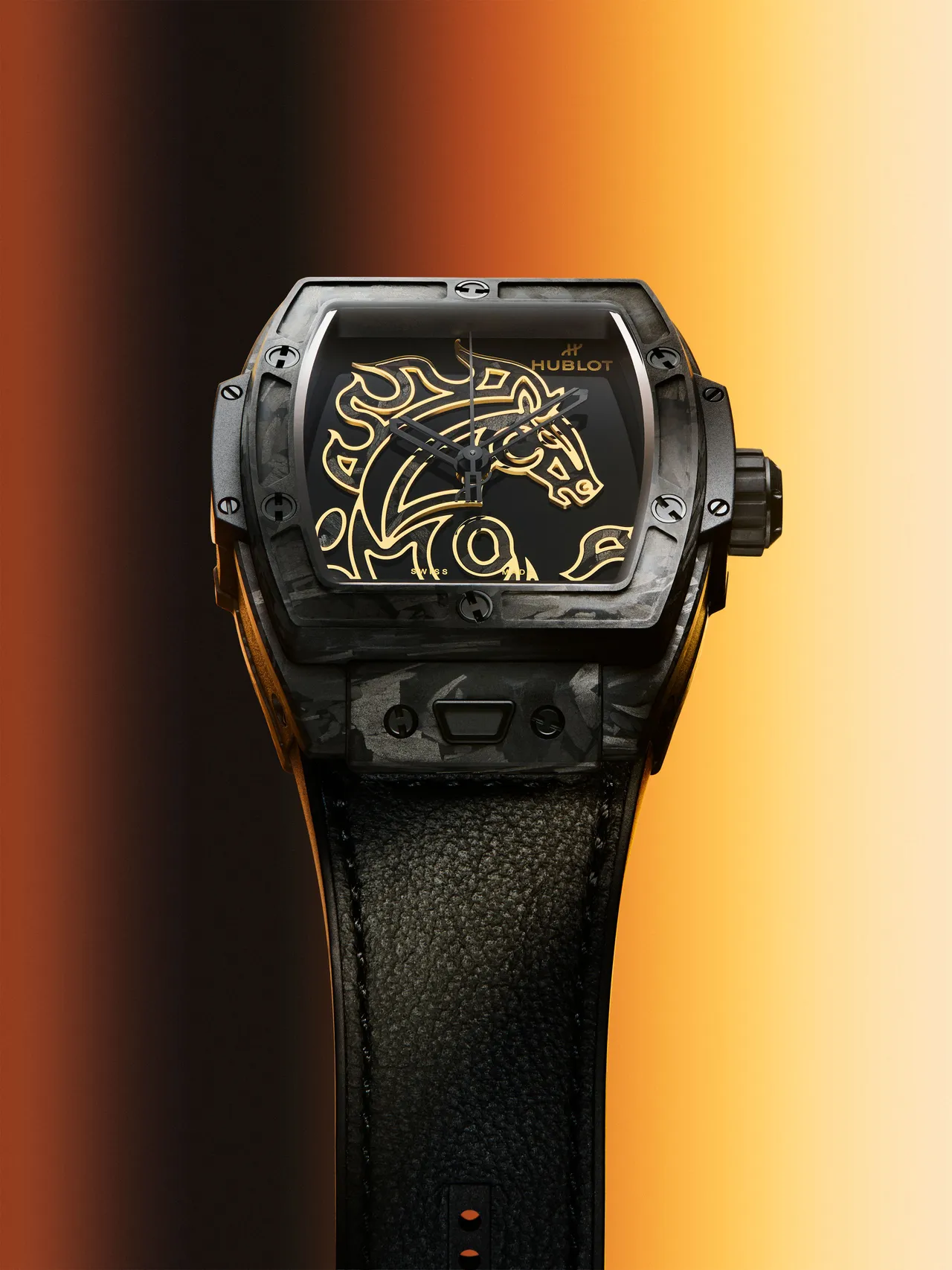 Hublot Spirit of Big Bang馬年霜狀碳纖限量腕錶，42mm，霧面碳纖維錶殼，拋光黑色錶盤鑲貼霧面碳纖維駿馬圖案，黑色小牛皮內襯天然橡膠錶帶，HUB1710自動上鍊機芯，動力儲存約50小時，防水深度100米，限量88只，117萬7000元。品牌提供