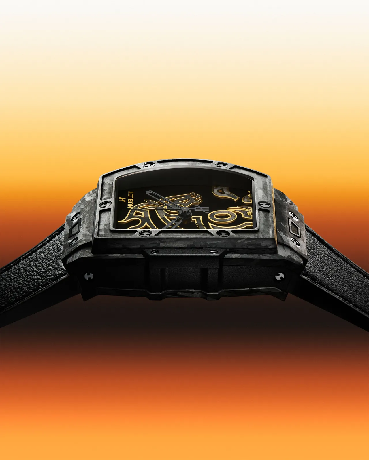 Hublot Spirit of Big Bang馬年霜狀碳纖限量腕錶，42mm，霧面碳纖維錶殼，拋光黑色錶盤鑲貼霧面碳纖維駿馬圖案，黑色小牛皮內襯天然橡膠錶帶，HUB1710自動上鍊機芯，動力儲存約50小時，防水深度100米，限量88只，117萬7000元。品牌提供