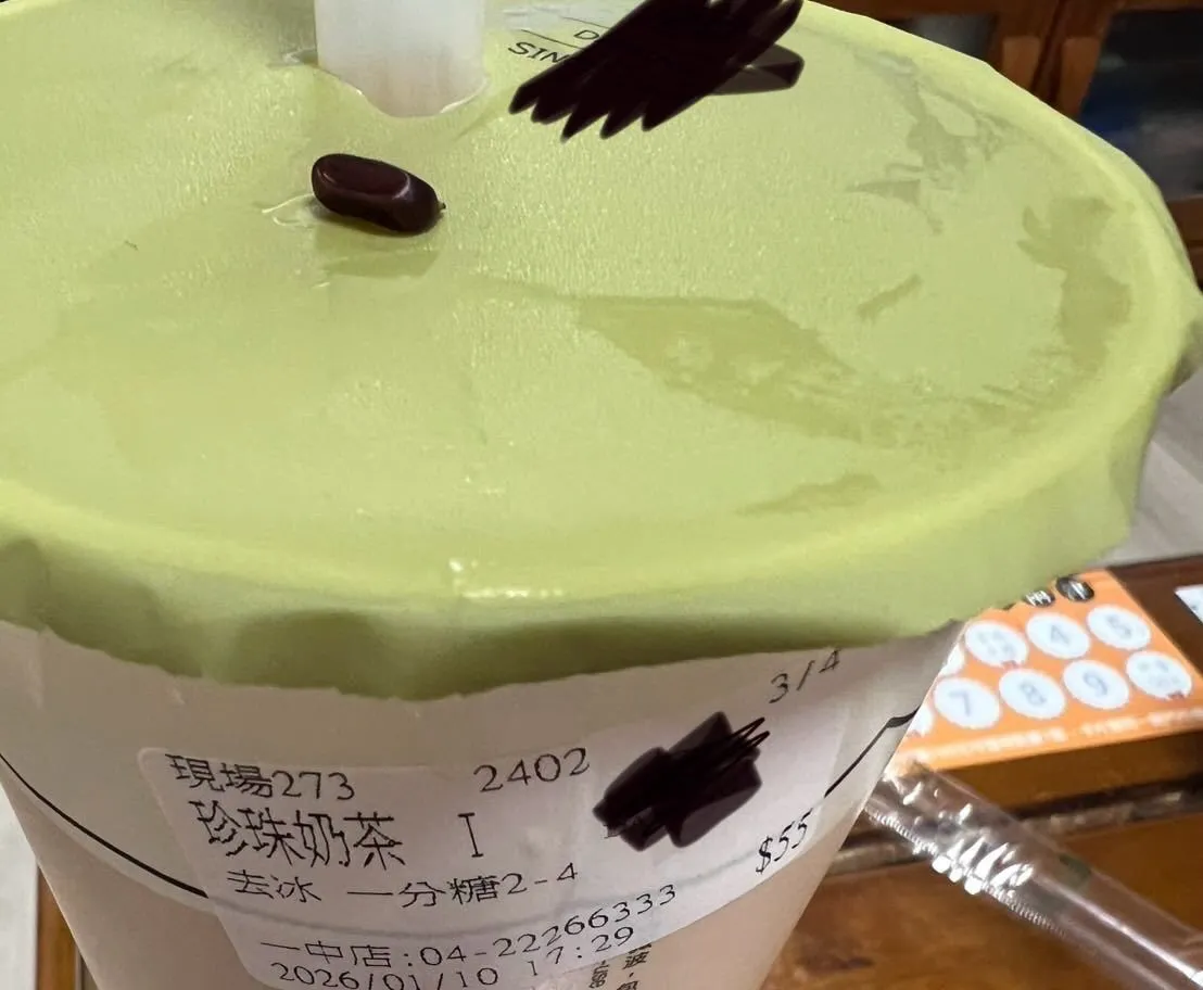 珍奶喝到「蟑螂卵」坚称荞麦当场捏爆　恶液险喷顾客！大茗道歉了
